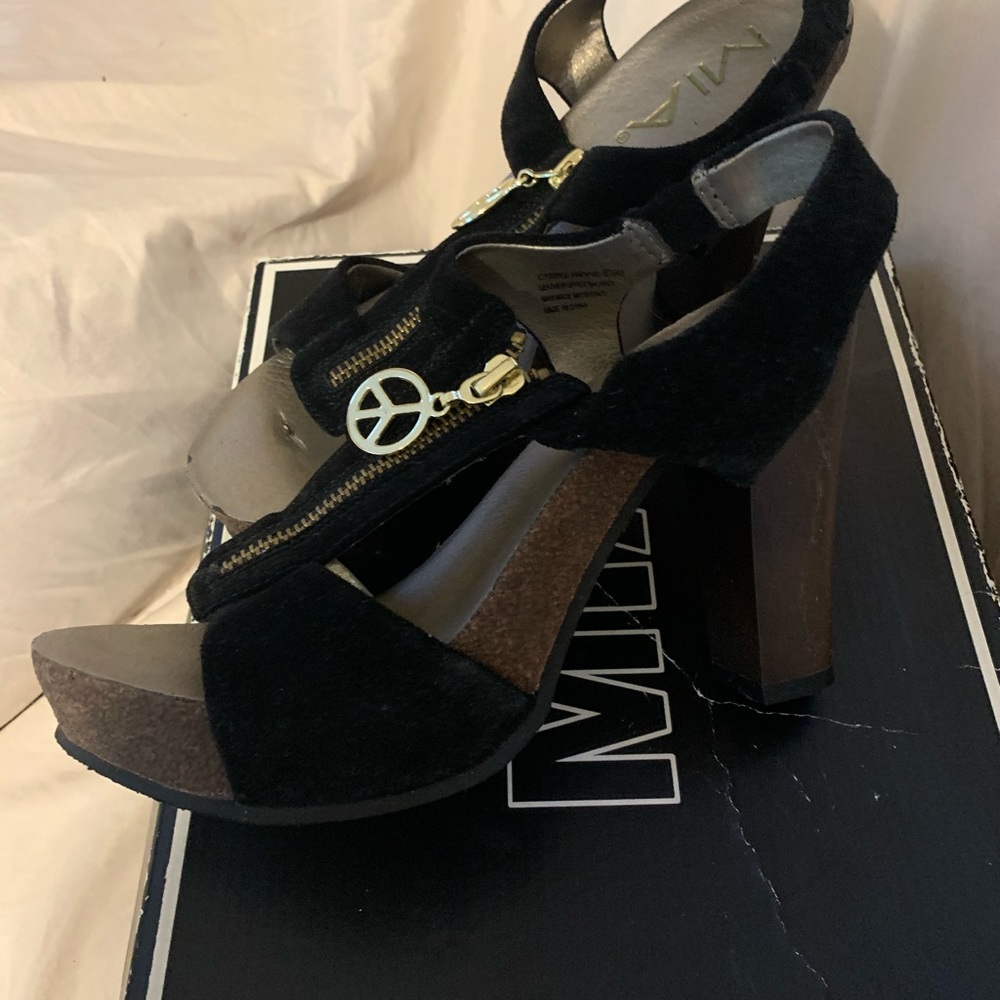 Mia shoes zippered with peace signs black 61/2